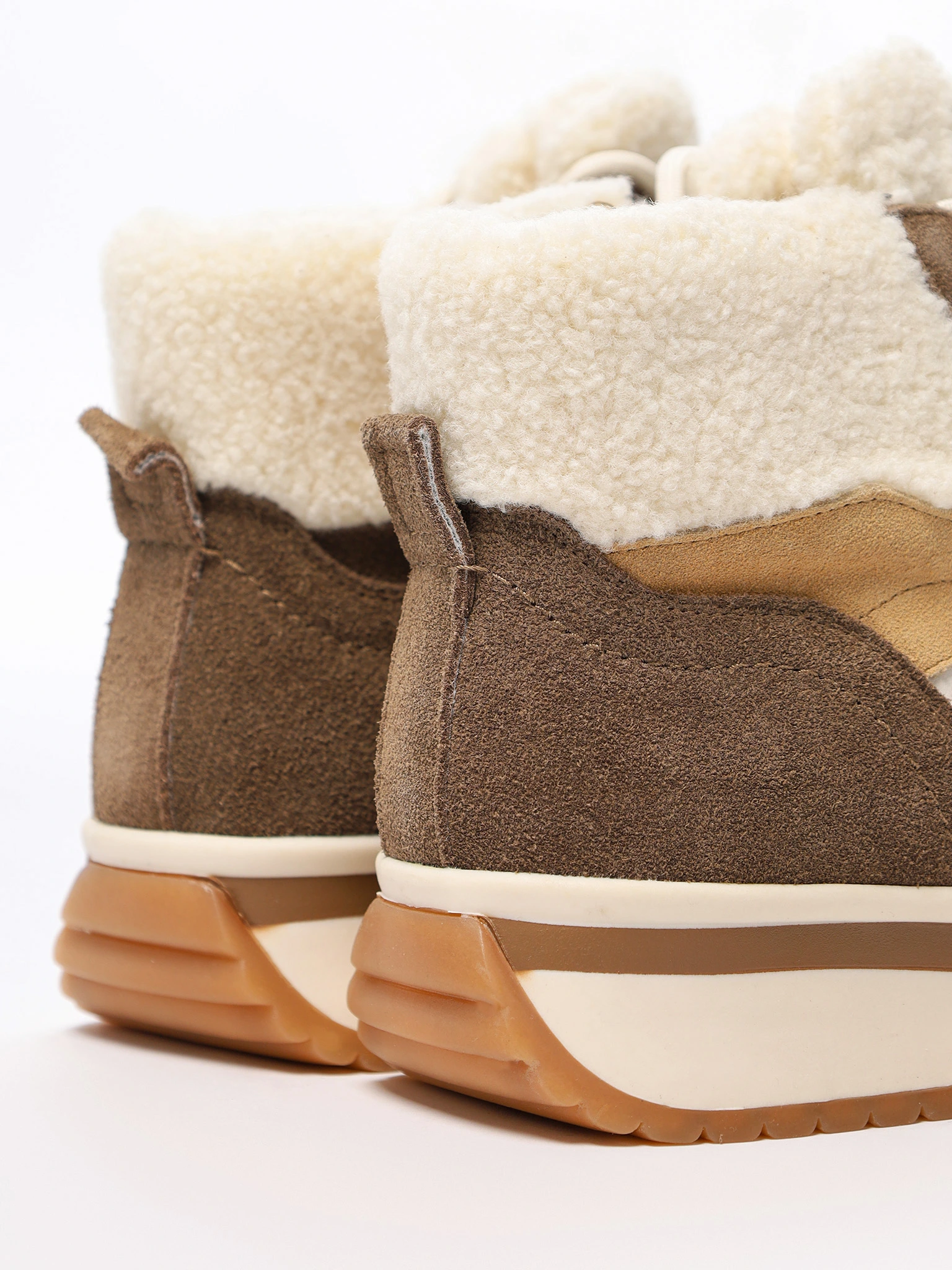 Кроссовки комбинированные в стиле колор-блок на низкой подошве